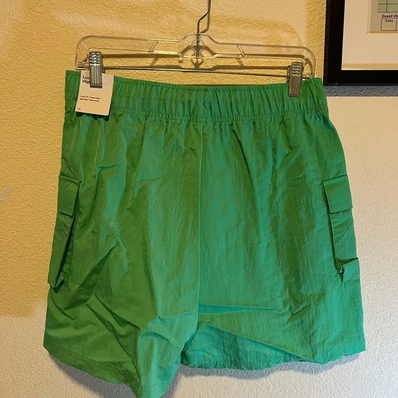 Nike Women's Green Cargo Shorts size medium - Picture 4 of 4